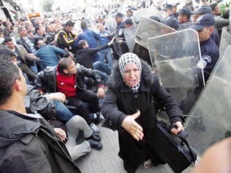 Violents affrontements entre enseignants contractuels et la Police devant la Présidence à Alger, une vingtaine de blessés
