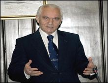 Yasser Yakis à Alger: la résolution 1973 de l&rsquo;ONU « ne permet pas » ce qui se passe en Libye