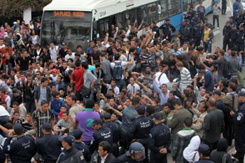 Algérie La marche des étudiants vers la Présidence tourne à l’affrontement, plusieurs blessés