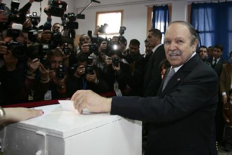 Bouteflika veut organiser des Présidentielles anticipées en 2012, Benflis et Hamrouche pressentis pour sa succession