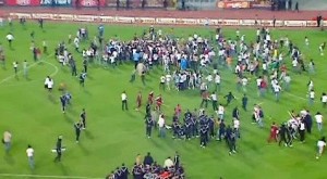 Des milliers de supporters de Zamalek envahissent le terrain : joueurs et officiels clubistes lynchés et agressés !
