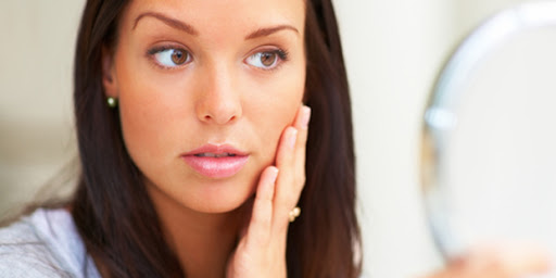 L’acné des adultes : quand celle-ci joue les prolongations