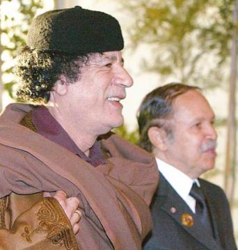 Les États-Unis veulent que l’Algérie accueille Mouammar Kadhafi !