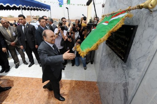 Les réformes politiques promises par M. Bouteflika se font attendre