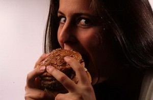 Manger lentement ne fait pas maigrir