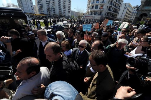 Une nouvelle marche d&rsquo;opposants empêchée par la police à Alger