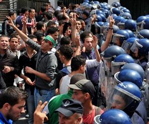 Alger, Face à face très tendu entre des centaines d&rsquo;étudiants et de policiers au centre-ville