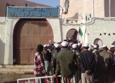 Algérie : Deux militants des droits de l’homme encourent de lourdes peines de prison