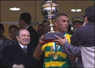 Coupe d’Algérie 2011: le président Bouteflika remet le trophée au capitaine de la JSK