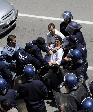 La police soigne bien les médecins grévistes et un photographe d’El Khabar
