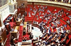 Le parlement français durcit les conditions d’octroi du permis de séjour et adopte des mesures pour l’expulsion des immigrés
