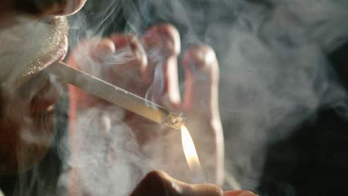 L&rsquo;industrie du tabac rapporte 70 milliards de DA mais coûte quatre fois plus à la santé publique (spécialiste)
