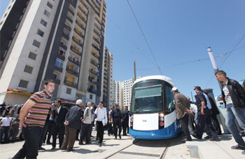 Mise en service du premier tronçon du tramway d&rsquo;Alger,Top départ avec deux pannes électriques