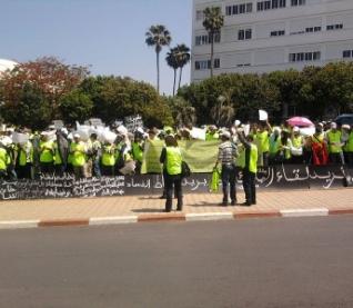 Mohamed VI entouré par des milliers de chômeurs