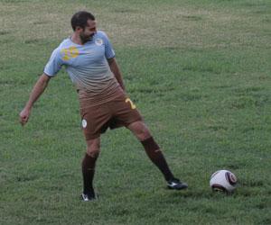 Nouveau coup dur pour lui : Meghni joue son 1er match  officiel et se blesse à nouveau