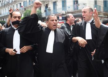Bousculés et bastonnés par les policiers,Les avocats marchent à Alger