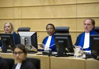 Crise libyenne : Mandat d’arrêt de la CPI contre Kadhafi