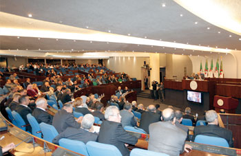 Dans un Hémicycle déserté par les députés,Trois questions, peu d’intérêt