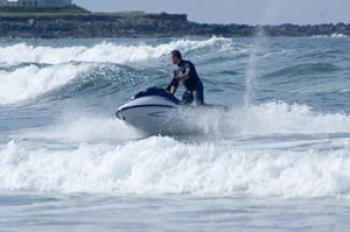 Le jet-ski de la mort,La loi noyée dans l’eau