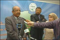 M. Messahel s&rsquo;entretient avec le ministre du commerce et du tourisme tunisien