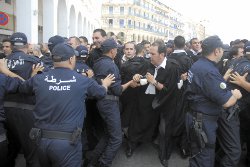 Malgré un imposant dispositif policier,Les avocats réussissent leur marche