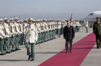 Après avoir participé au 17e sommet de l&rsquo;UA : Le Président Bouteflika regagne Alger