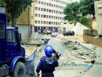 La police déloge violemment des habitants qui refusent la construction d’un parking,Émeutes et affrontements à Hydra