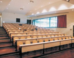 La première d&rsquo;entre elles est classée 2142e mondiale,Des universités bas de gamme