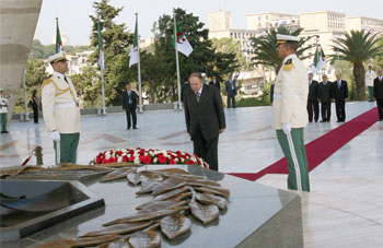 Le Président Bouteflika préside une cérémonie de remise de grades à des officiers supérieurs de l’ANP