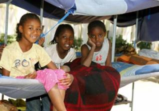 Village Africain (Sidi Fredj) : Les bambins profitent des plaisirs de la mer