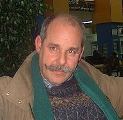 Arezki Ait Larbi : « L’arbitraire politico-policier bloque mon passeport »