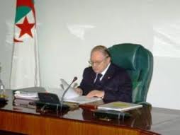 Bouteflika : il faut sortir ” de la dépendance à l’égard des hydrocarbures”