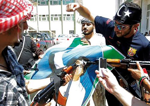 Combats urbains et situation complexe à Tripoli ,Kadhafi reste introuvable