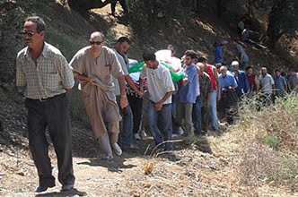 La situation sécuritaire reste tendue en Kabylie, Maâtkas enterre ses morts