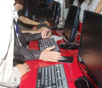 Les jeunes partagés entre internet et Tarawih,Les cybers et les mosquées font le plein