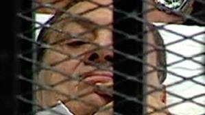 Ouverture du procès de Moubarak et de ses fils,Le «Raïs» dans une cage