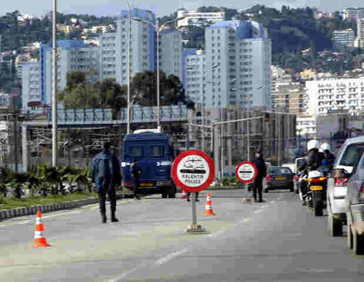 Policiers et gendarmes à leurs trousses, Douze femmes en cavale