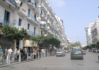 Un couple échappe au lynchage à la place Audin,Le short interdit aux filles à Alger
