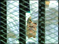 Une première dans le monde arabe, hosni moubarak et ses fils devant le juge Un pharaon dans une cage