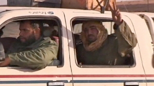 Des militaires loyalistes libyens et leurs familles fuient les rebelles vers l’Algérie