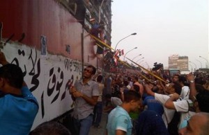 Le Caire: Des milliers de manifestants à l’assaut de l’ambassade d’Israël