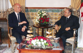 Algérie – Grande-Bretagne : Le Président Bouteflika reçoit le ministre britannique des AE
