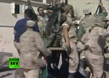 La joie des soldats à Syrte à l’annonce de la mort de Mouammar Kadhafi