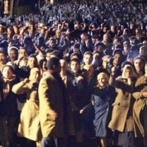 Le film n’a pas trouvé de distributeur en dépit de la levée de la censure en 1973 : Octobre à Paris, cinquante ans après