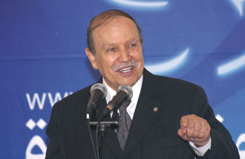 Le Président Bouteflika reçoit le nouvel ambassadeur du Japon en Algérie