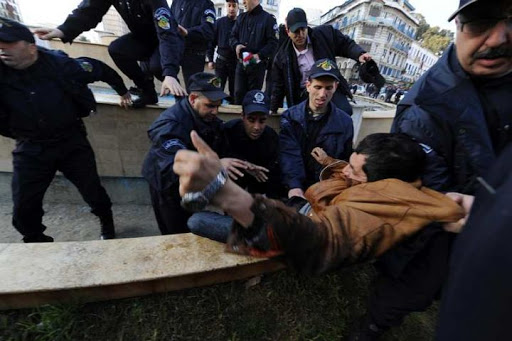 Le «rassemblement de la dignité» devant la présidence empêché,Plusieurs chômeurs arrêtés