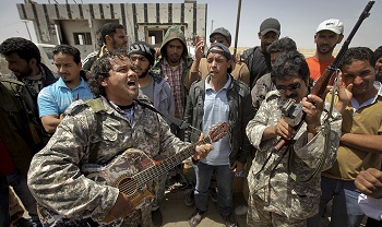 Massoud Abou Assir, une guitare et une Kalachnikov pour faire la guerre à Kadhafi