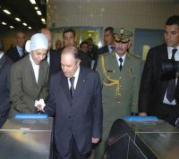 Que du bonheur ! Bouteflika a pris le métro et un bain de foule