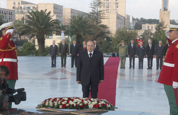 Célébration du 57e anniversaire de la Révolution : Le Président Bouteflika se recueille à la mémoire des martyrs
