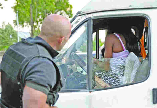 Elles transportent drogue et faux billets, Femmes proxénètes et convoyeuses